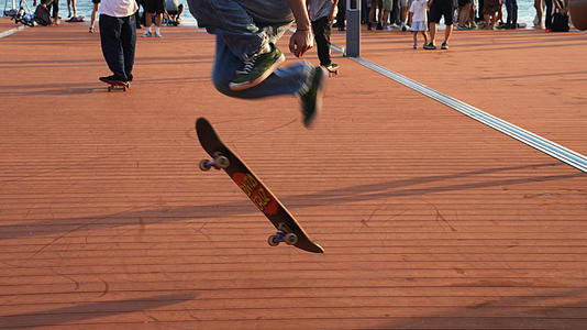 慢镜头升格拍摄4k素材街头滑板运动少年视频的预览图
