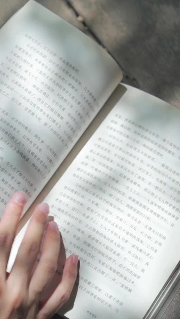 书籍和少女的手在阳光下西瓜片视频的预览图