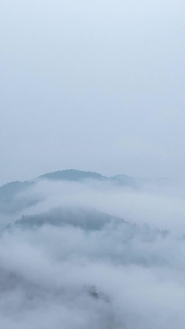 春雨绵绵山间云雾环绕宁静山村视频的预览图
