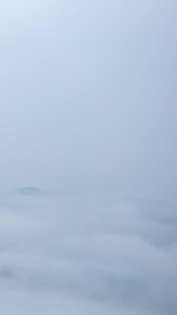 春雨绵绵山间云雾环绕宁静山村视频的预览图