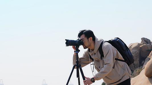 风光摄影师登山摄影采风视频的预览图