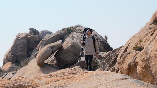 风光摄影师登山采风摄影视频的预览图