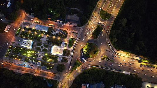 航拍城市夜景环岛路口道路交通车流4k素材视频的预览图