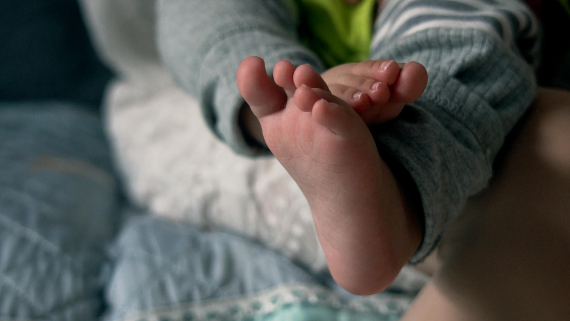 4K实拍升格婴儿扭动可爱的小脚丫实拍视频视频的预览图