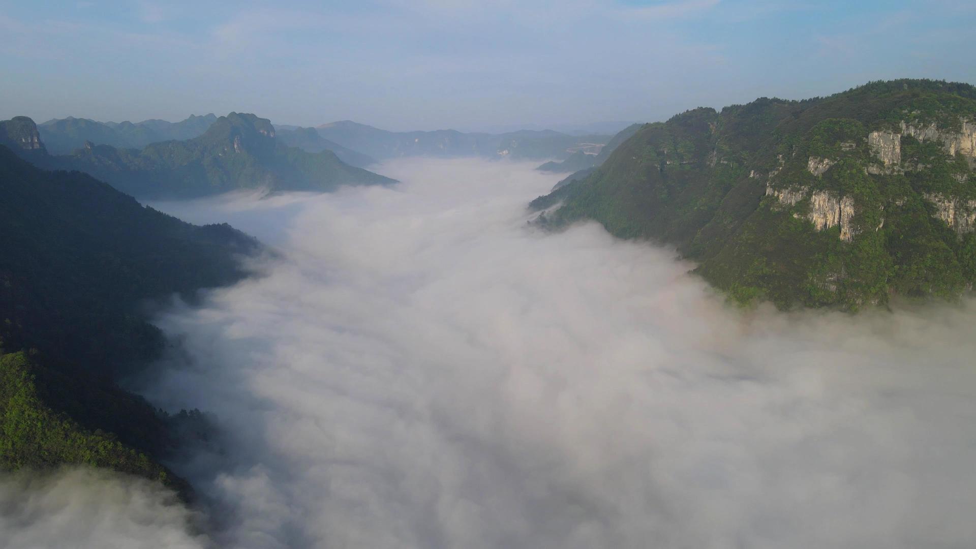 高山峡谷4K航拍清晨云海视频的预览图