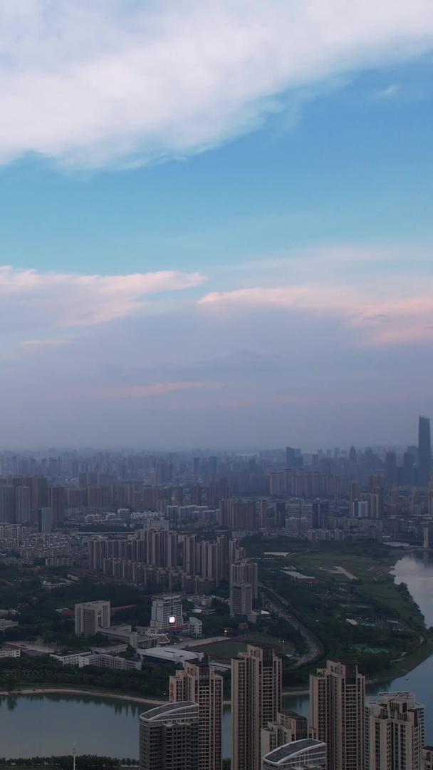 航拍蓝天白云晴天城市江景居住区街景素材视频的预览图