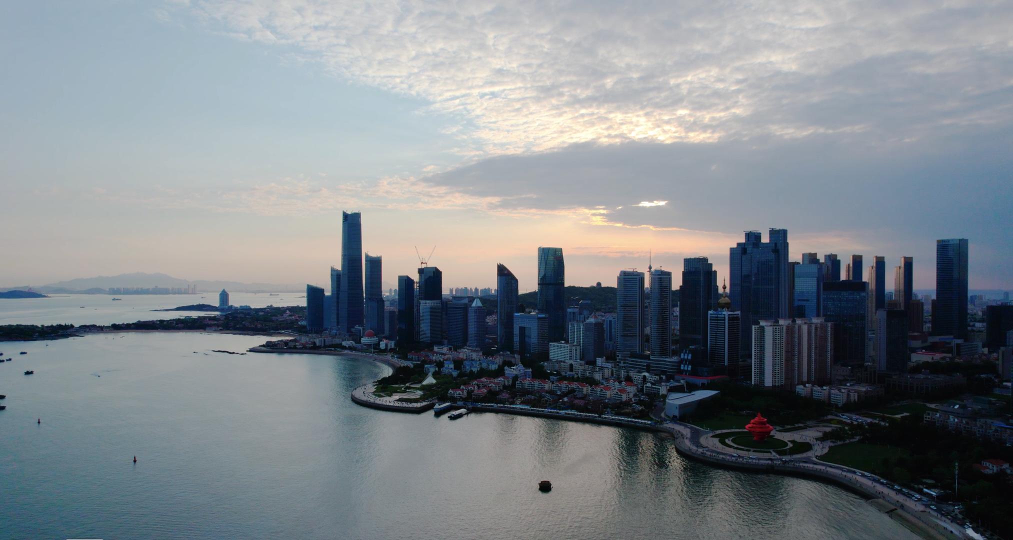 4K航拍青岛浮山湾的夕阳与城市视频的预览图