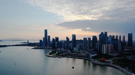 4K航拍青岛浮山湾的夕阳与城市视频的预览图
