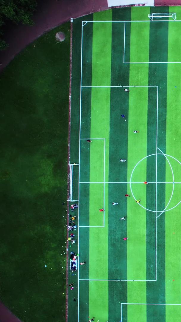 在航拍城市运动场上踢足球比赛运动健身的人群素材视频的预览图