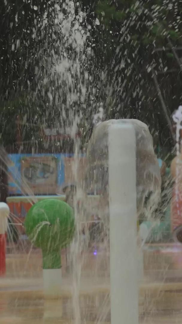 慢镜头升级拍摄材料城市夏季降温游乐场喷泉视频的预览图