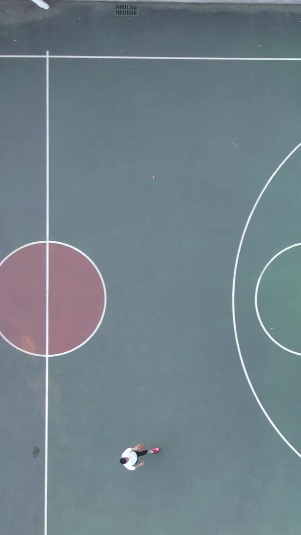 横向移动航拍校园操场旁边的篮球场运动素材视频的预览图