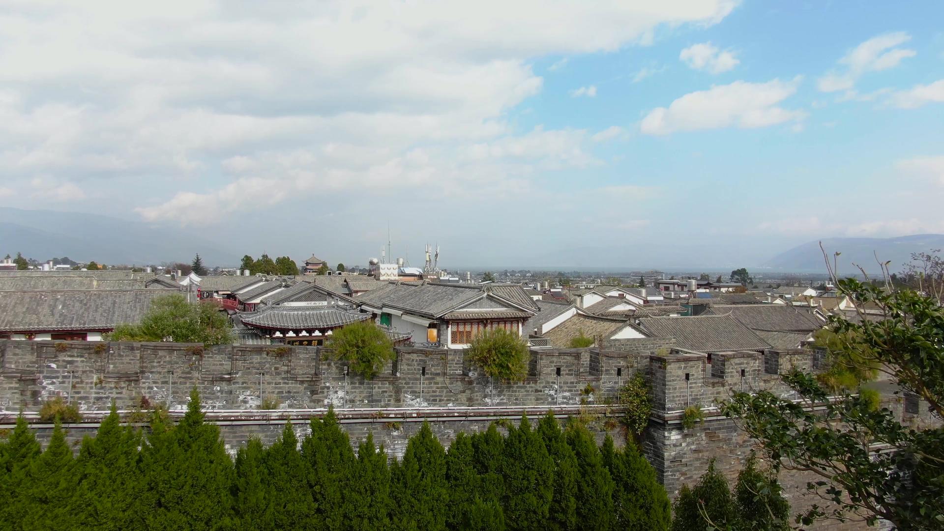 航拍云南5A级景区大理古城城墙与古镇视频视频的预览图