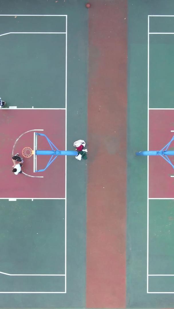 横向移动航拍校园操场旁边的篮球场运动素材视频的预览图