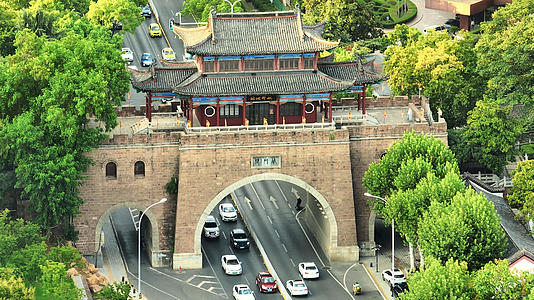 武汉铁门关历史古建筑城墙下的航拍交通流量4k素材视频的预览图