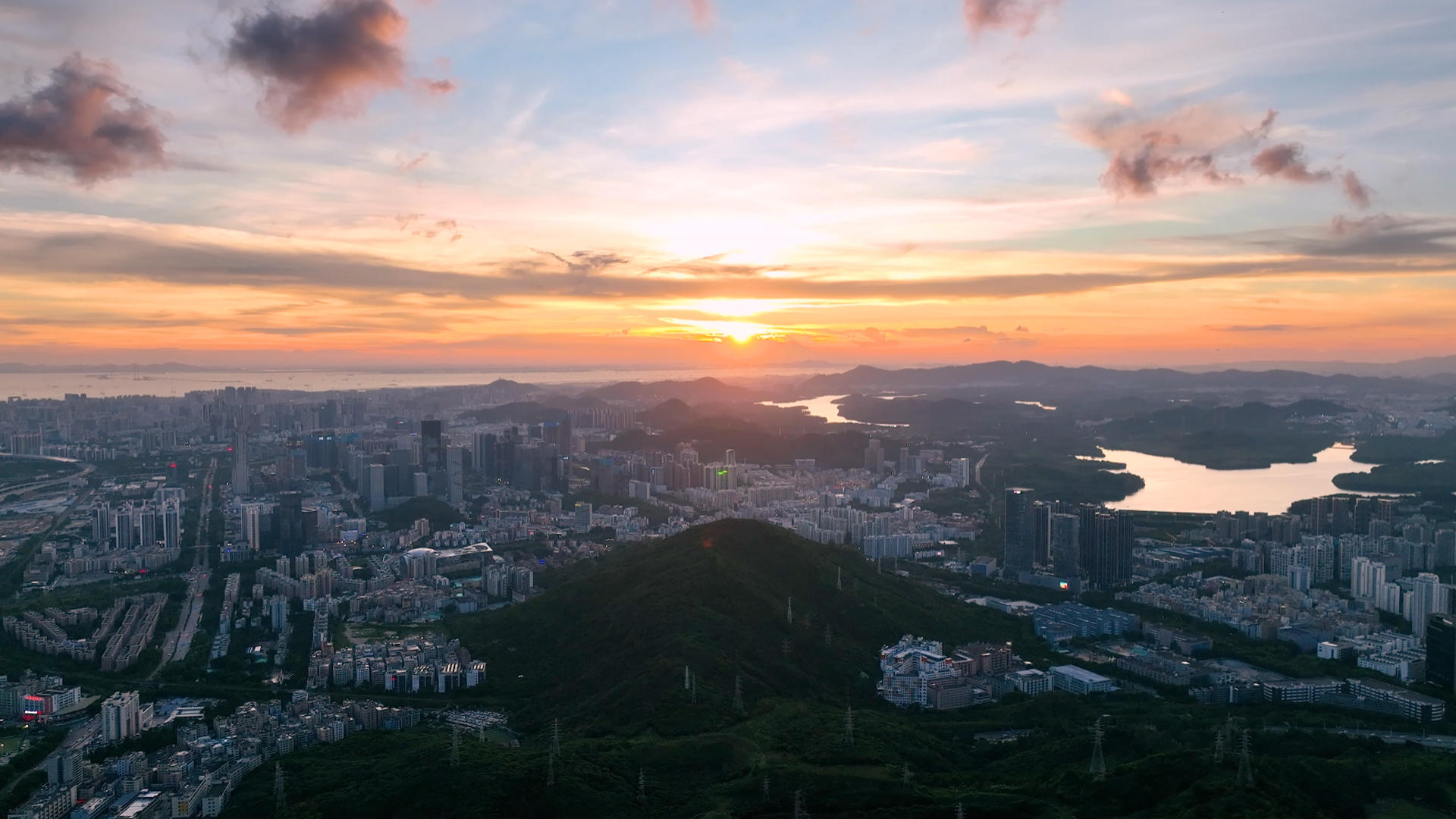深圳宝安区4K夕阳下的建筑群航拍视频的预览图