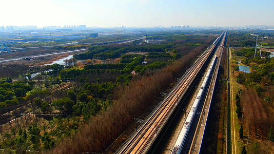 上海安亭航拍两列高铁经过视频的预览图