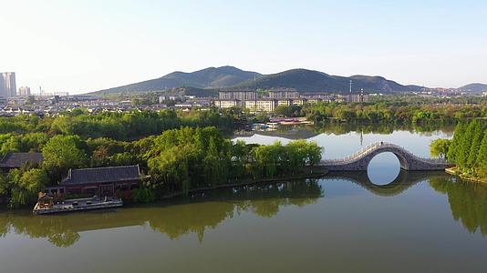 徐州5A景区云龙湖解忧桥航拍视频视频的预览图