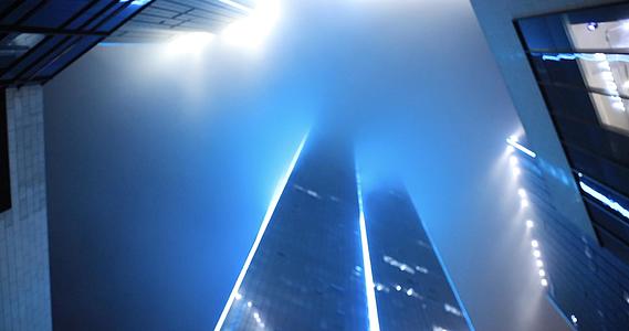 4K高清青岛中央商务区夜景浓雾在高楼间翻滚视频的预览图