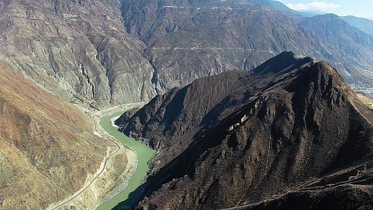 航拍云南山脉山川河流自然风光视频视频的预览图
