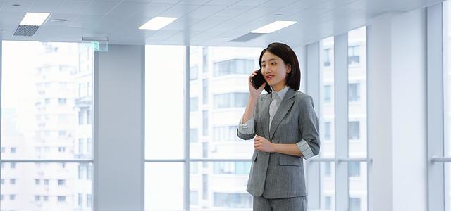 职场商务女性接电话视频的预览图