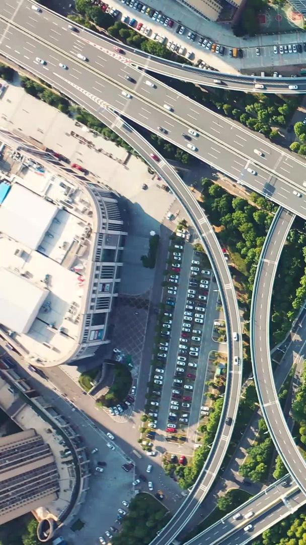 航拍城市风光交通旋转拍摄的高架桥立交桥交通堵塞材料视频的预览图