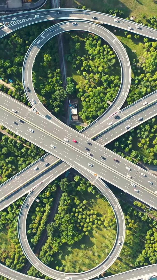 航拍城市风光交通旋转拍摄的高架桥立交桥交通堵塞材料视频的预览图