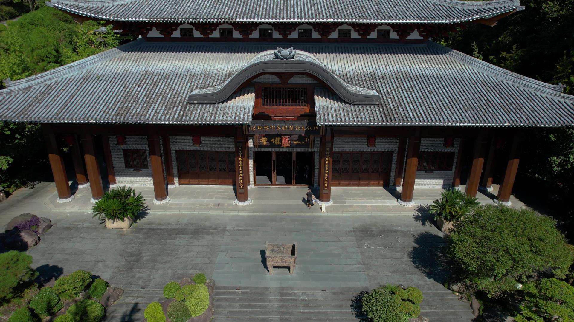5A衢州根宫佛国景区华夏佛教文化根雕博物馆全景航拍视频视频的预览图