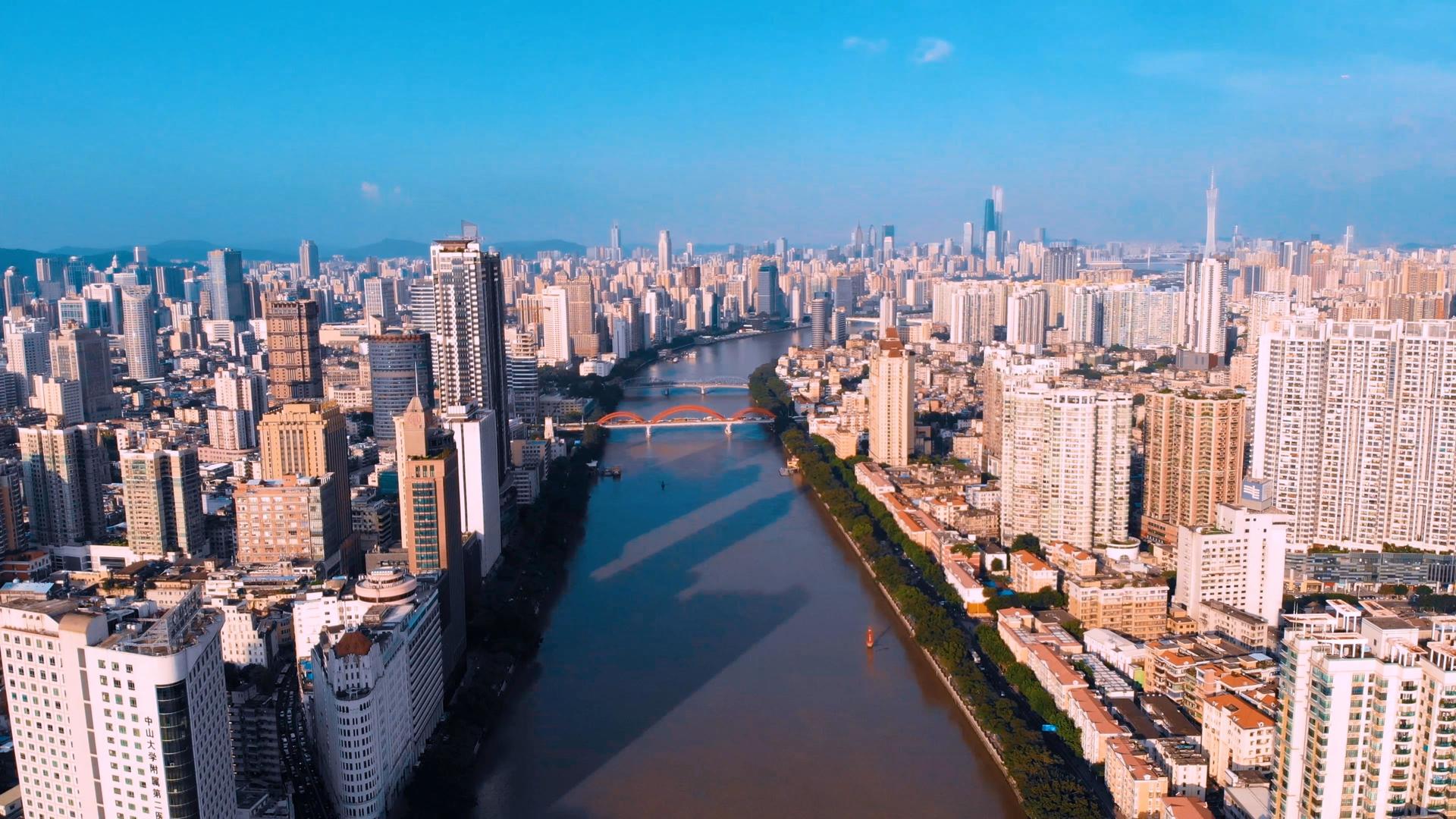 航拍俯瞰广州珠江两岸城市高楼建筑视频的预览图