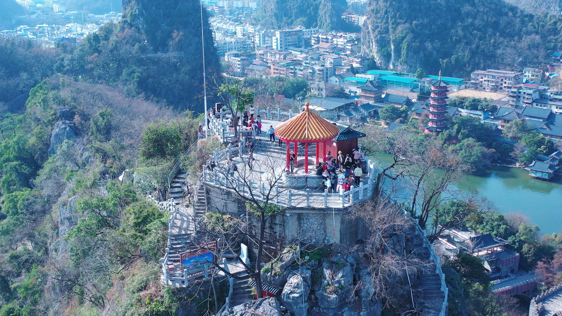 航拍春季桂林5A景区叠彩山顶游客市民景区风光视频的预览图