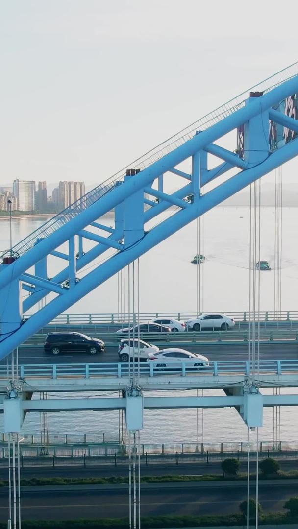 航拍杭州夕阳下的复兴大桥交通流量视频的预览图