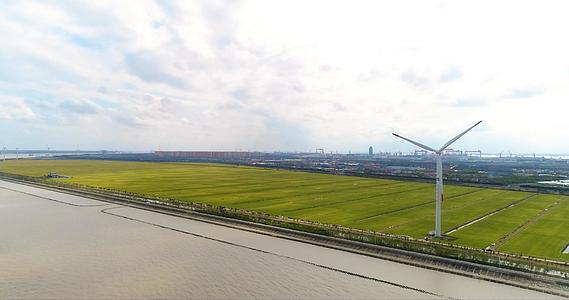 4k上海长兴岛风力发电风车视频的预览图