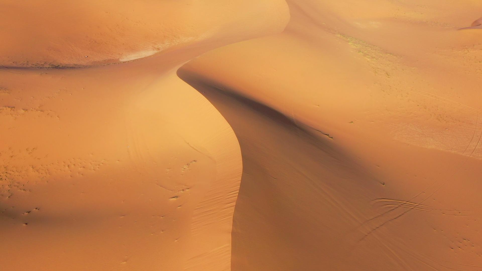 航拍沙漠沙脊宣传片素材视频的预览图