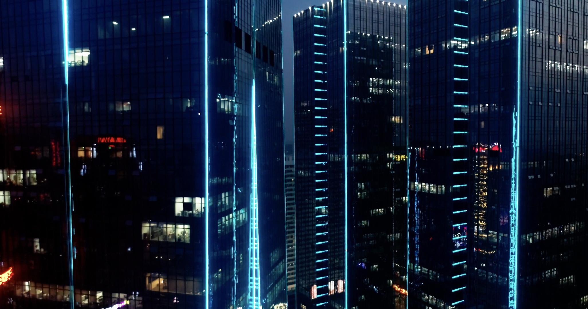 4K航拍赛博朋克风格的都市夜景视频的预览图