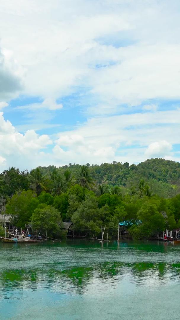 在泰国热带雨林中渔村渔船延时视频的预览图