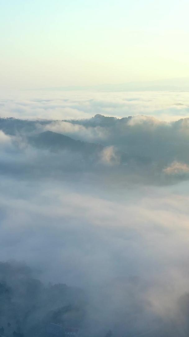 航拍大山清晨云海延时摄影视频的预览图