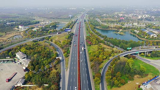 高速公路航拍4K超清鸟瞰俯视视频的预览图