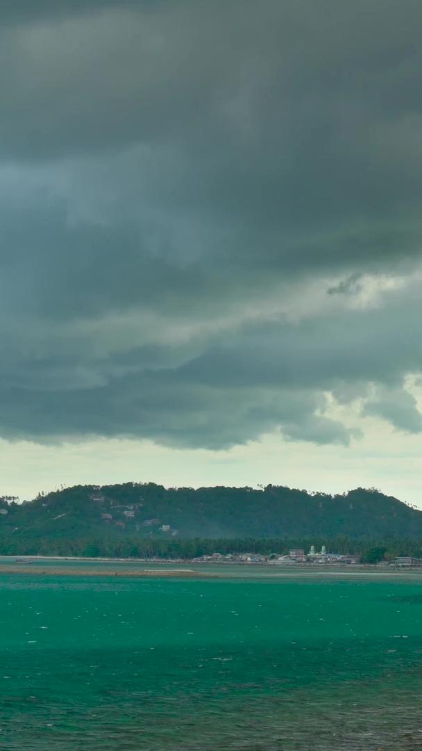 岛屿雨季乌云延迟视频的预览图