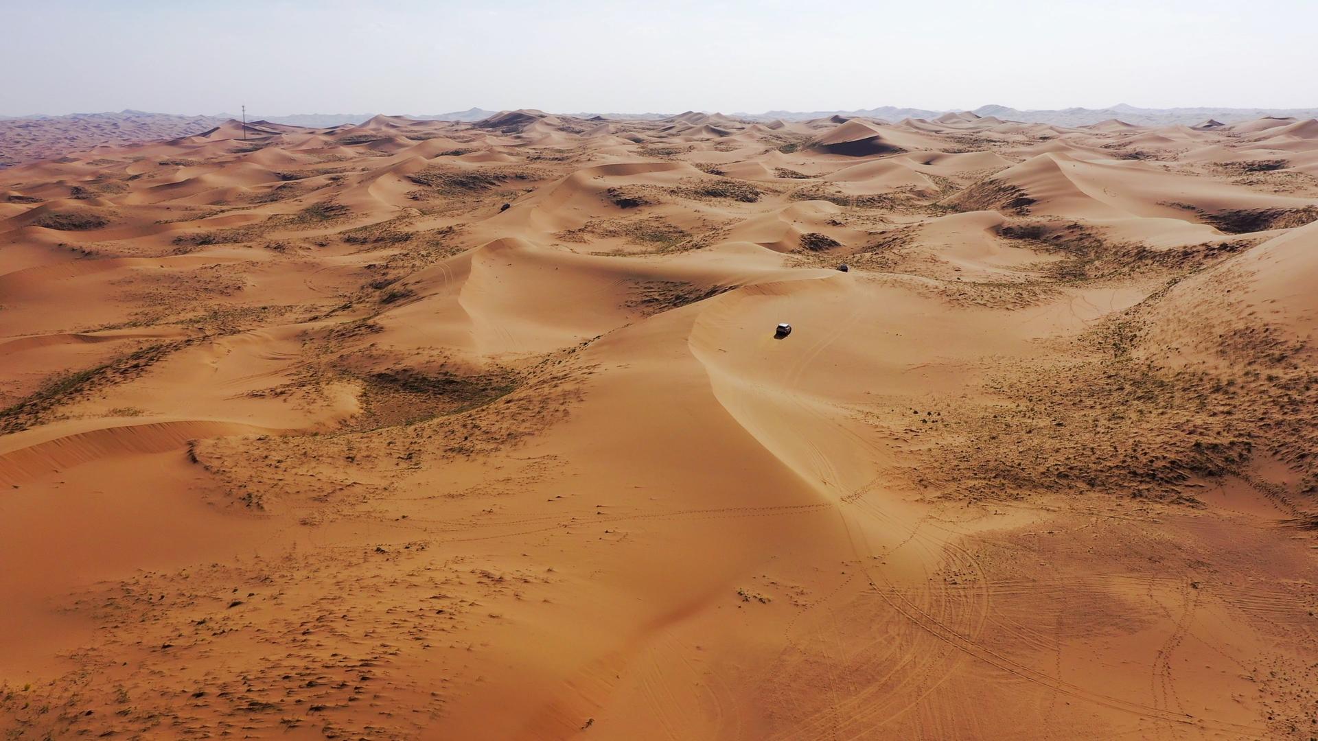 航拍沙漠汽车行驶在沙漠中汽车广告素材视频的预览图