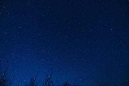 唯美夜晚星空延时流星划过天际视频的预览图