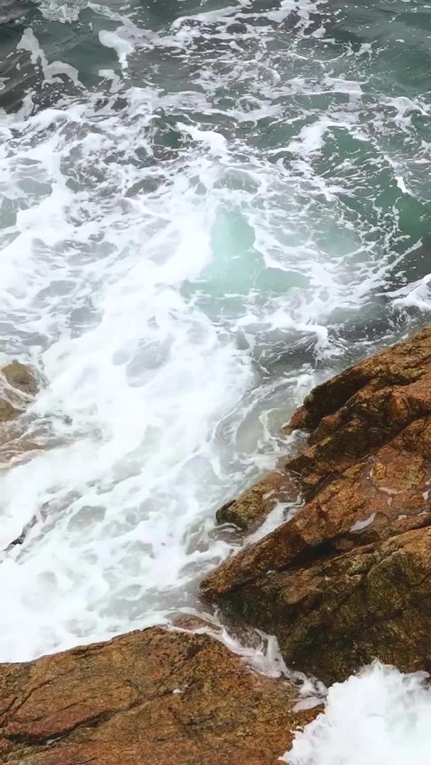 真正的海浪拍打岸边岩石视频的预览图