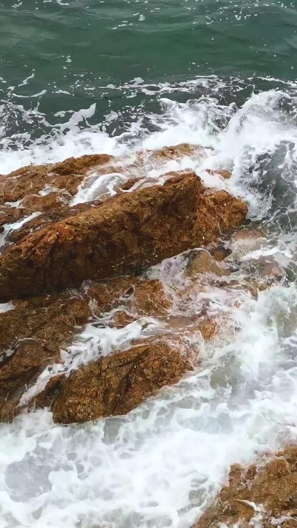 真正的海浪拍打岸边岩石视频的预览图
