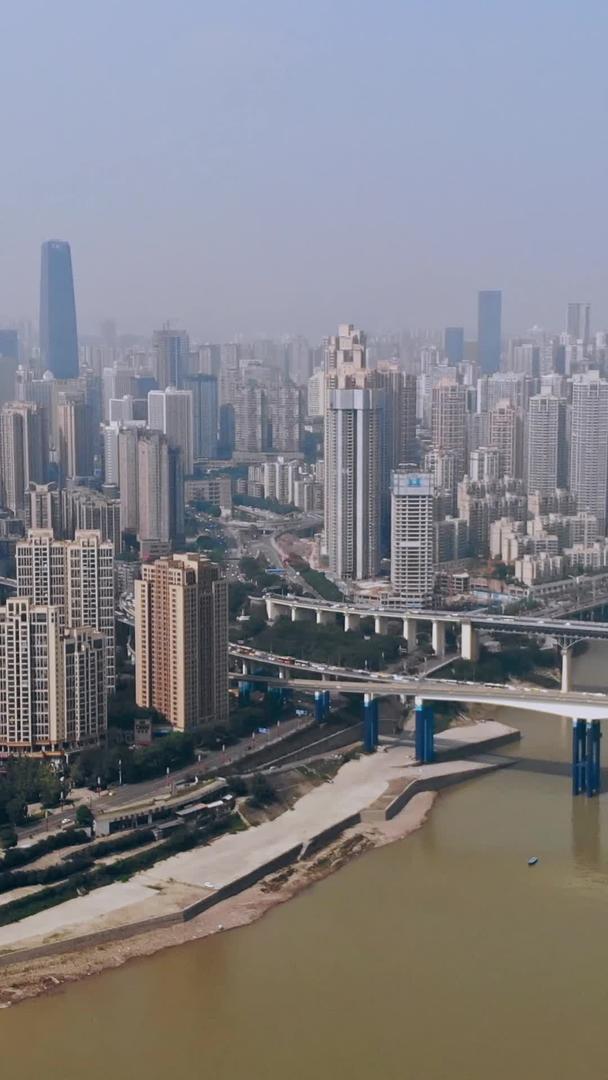 航拍镜头在晴空下俯瞰重庆嘉陵江城市建筑群视频的预览图