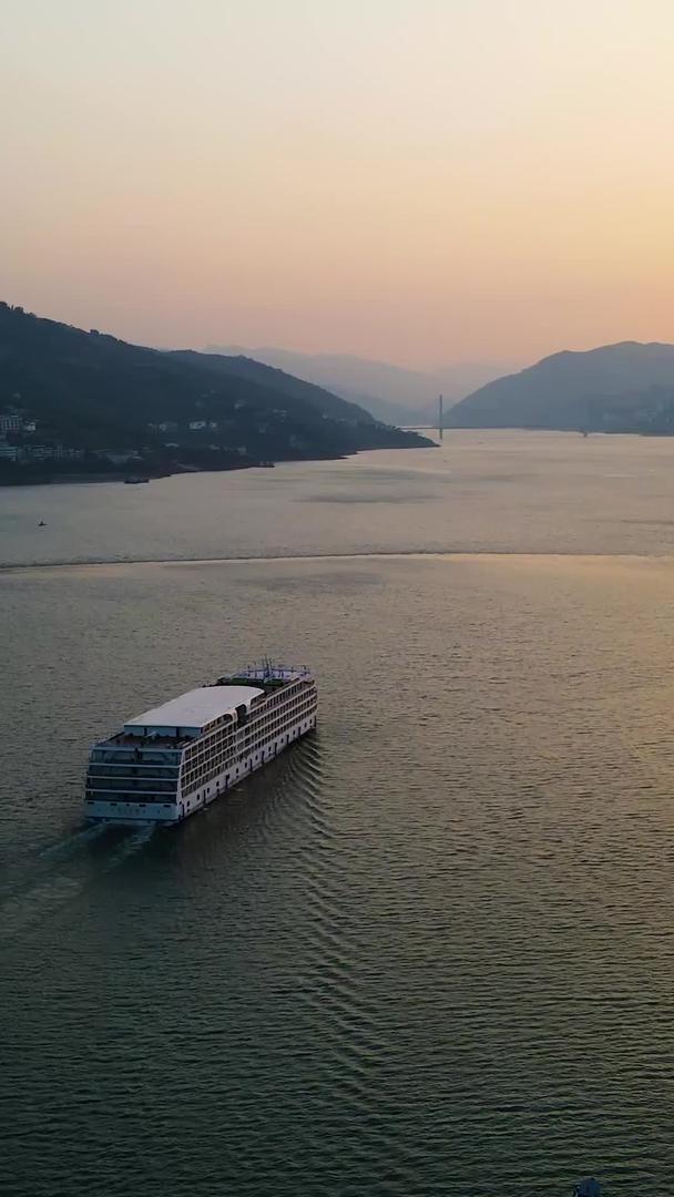 航拍夕阳下的船经过奉节长江港口视频的预览图