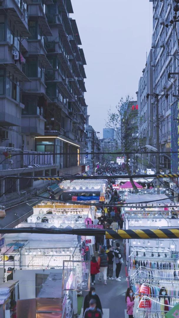 移动延时摄影城市夜景购物人群街景素材视频的预览图