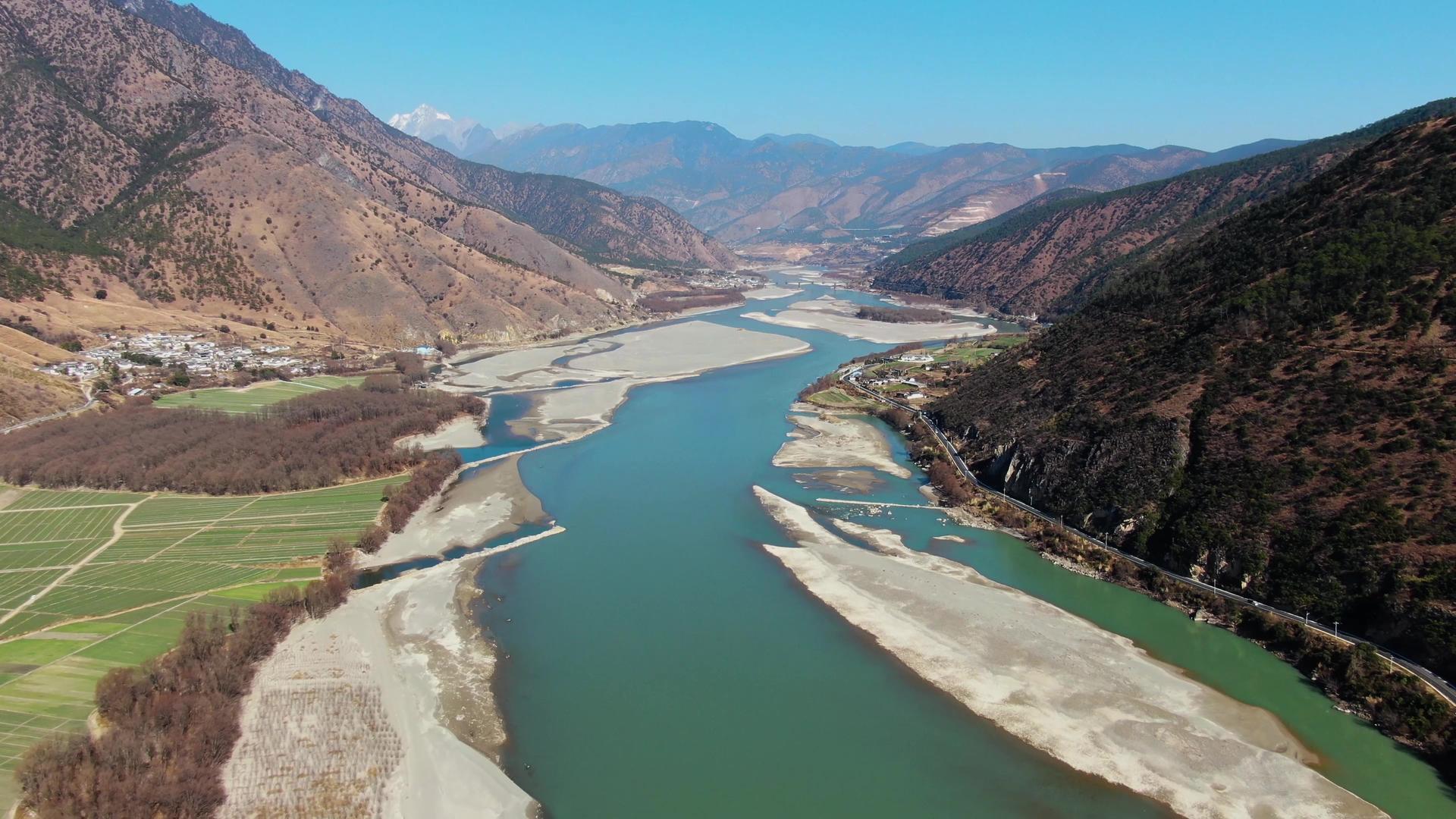航拍云南长江山川河流自然风光视频视频的预览图