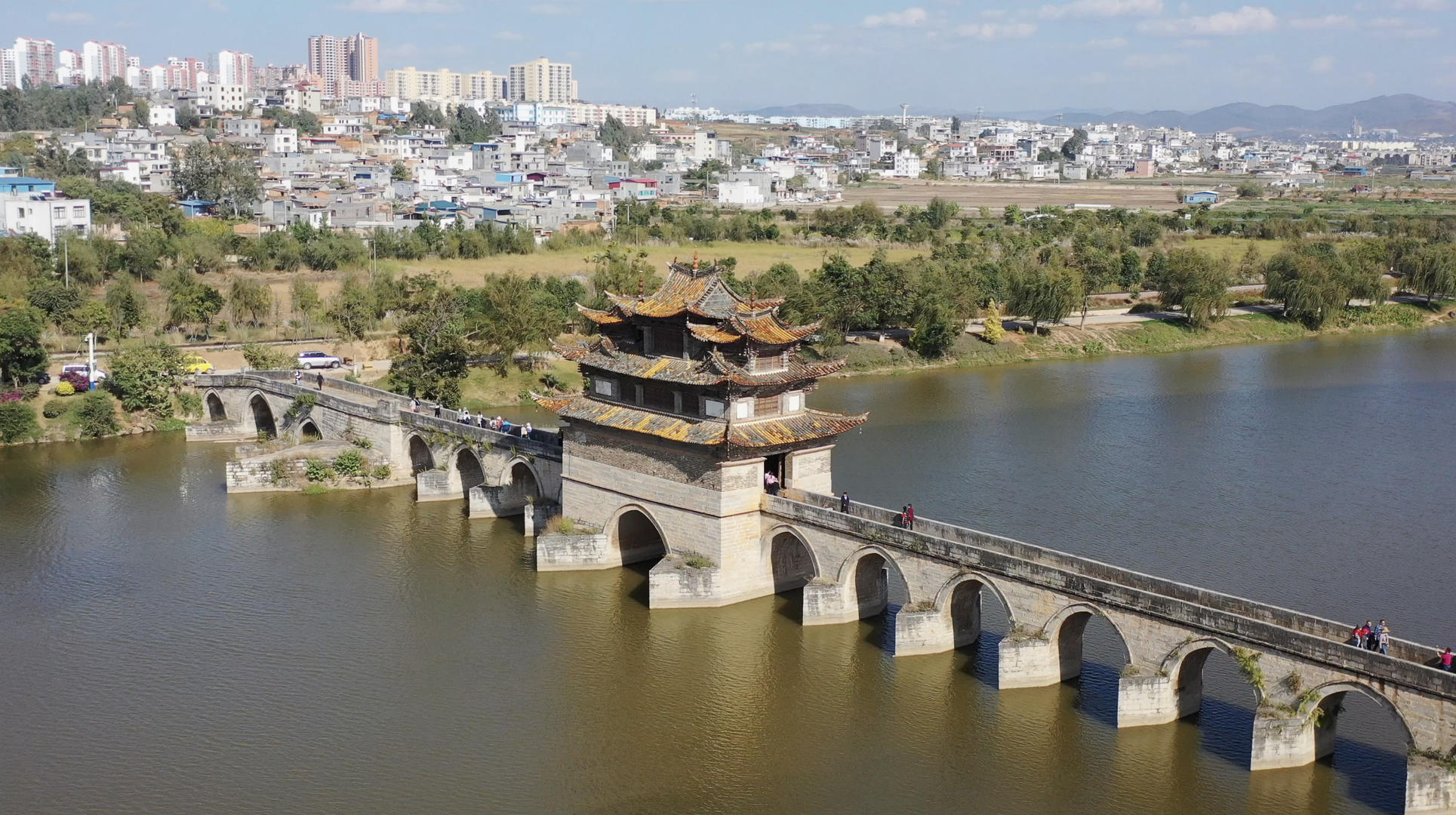 云南建水双龙桥古建筑航拍4K视频视频的预览图