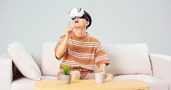 男青年居家体验VR游戏视频的预览图