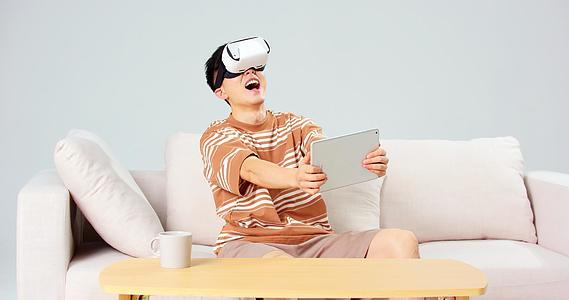 男青年居家体验VR游戏视频的预览图