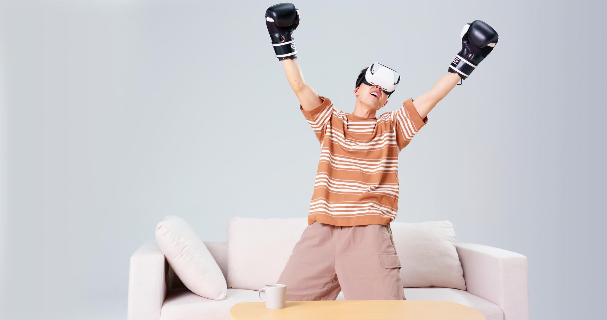 男青年居家体验VR拳击游戏视频的预览图
