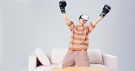 男青年居家体验VR拳击游戏视频的预览图